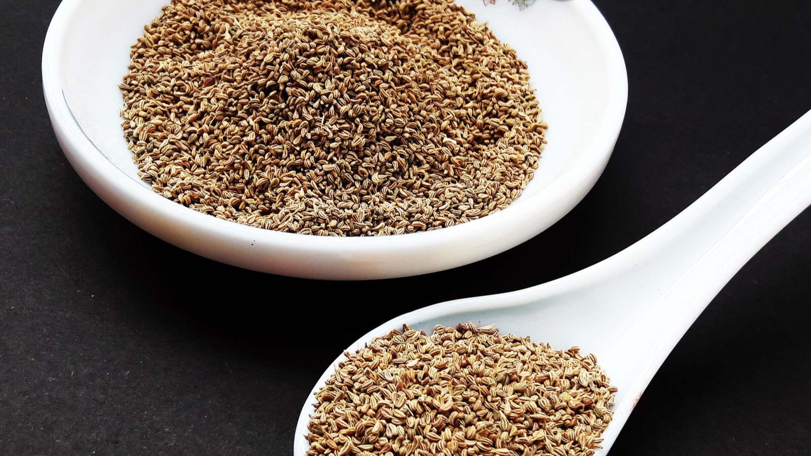 खाने में इन 5 तरीके से कर सकते हैं अजवाइन को शामिल, विंटर में पेट की