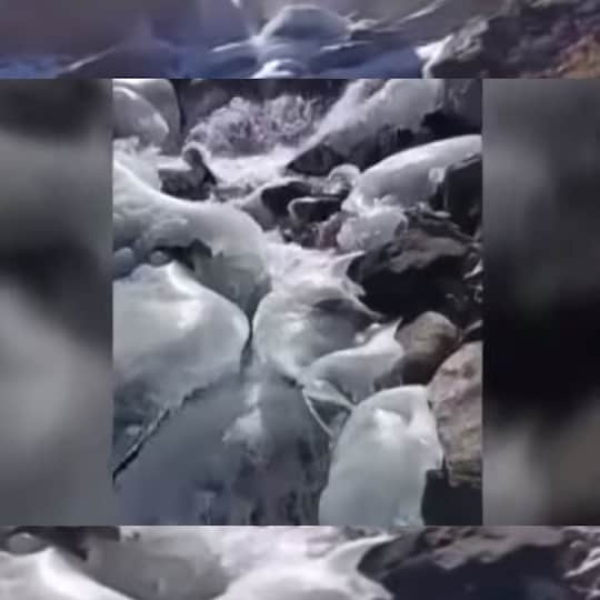चमोली ज़िले में ऋषिगंगा नदी की धारा में बर्फ जमी.