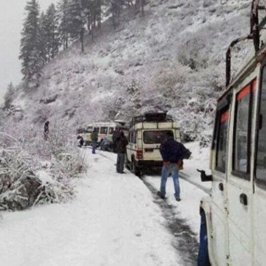 उत्तराखंड के पहाड़ों में घूमने जाने वाले पर्यटकों के लिए बड़ी खबर है कि बर्फबारी शुरू हो चुकी है.