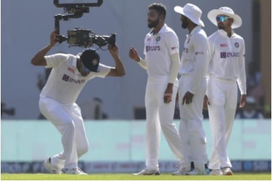 IND vs NZ: मुंबई टेस्ट के तीसरे दिन तकनीकी खराबी के कारण स्पाइडर-कैम मैदान के बिल्कुल करीब आ गया था. इस दौरान विराट कोहली स्पाइ़डर-कैम से बातें करते नजर आए. (pc-bcci twitter)