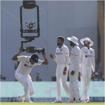 IND vs NZ: मुंबई टेस्ट के तीसरे दिन तकनीकी खराबी के कारण स्पाइडर-कैम मैदान के बिल्कुल करीब आ गया था. इस दौरान विराट कोहली स्पाइ़डर-कैम से बातें करते नजर आए. (pc-bcci twitter)
