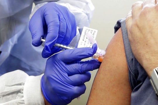 भारत सरकार के स्वास्थ्य विभाग के मुताबिक देश में अब तक कोरोना वैक्सीन के 125 करोड़ डोज लगाए जा चुके हैं.
