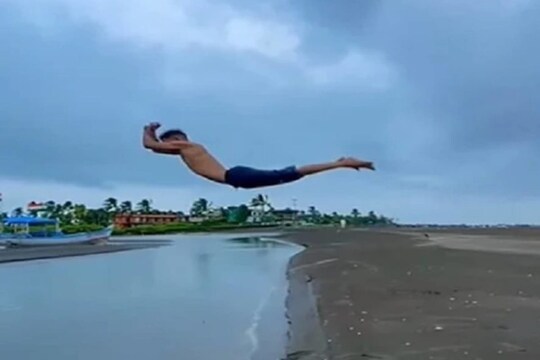 इस वक्त सोशल मीडिया (Social Media Stunt Video) पर अंजाम तक पहुंचते-पहुंचते बिगड़ गए इस स्टंट का वीडियो खूब वायरल (Failed Water Stunt Gone Viral) हो रहा है.