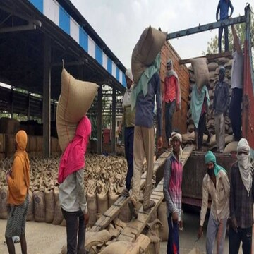 असंगठित क्षेत्र के 38 करोड़ कामगारों का डेटाबेस तैयार करने और उसका रखरखाव करने के लिए ई-श्रम पोर्टल शुरू किया गया है.