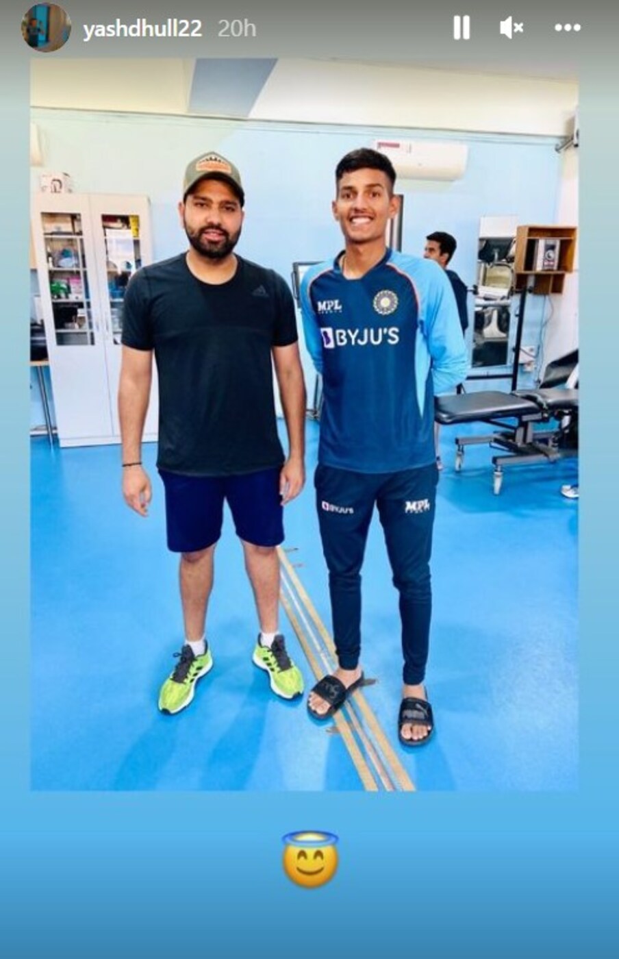  रोहित शर्मा को भारत के अंडर 19 कप्तान यश धुल के सोशल मीडिया पोस्ट पर डाली गई तस्वीरों में एनसीए में देखा गया. अंडर-19 टीम इस समय एनसीए में है जिसे 23 दिसंबर से यूएई में एशिया कप खेलना है.