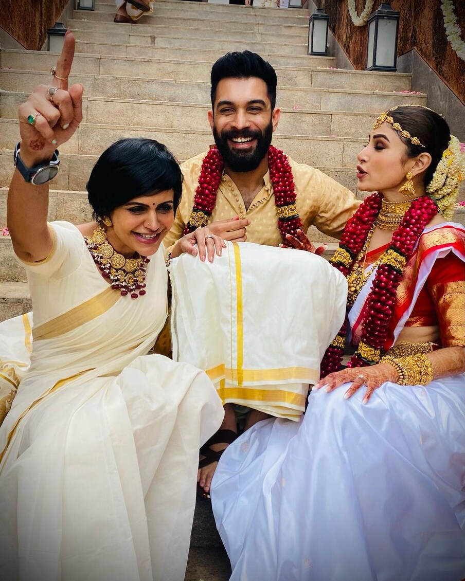  मौनी रॉय ने पहले तो मलयाली रस्मों-रिवाज से शादी की फिर बंगाली ट्रेडिशन के हिसाब से सात फेरे लिए. मंदिरा बेदी अपने दुख दर्द भुलाकर मौनी की शादी में मस्ती करती नजर आईं. (फोटो साभार: mandirabedi/Instagram)