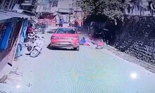 नैनीताल: लोगों को रौंदती हुई कार का वीडियो वायरल, 10 हुए घायल
