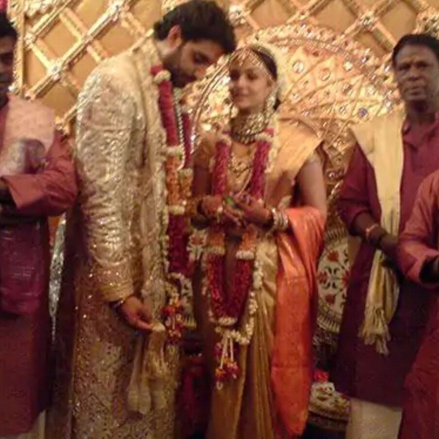 अभिषेक बच्चन और ऐश्वर्या ने 2007 में शादी की थी और ये उस दौरान की इंडिया की बड़ी और महंगी शादियों में से एक थे. बेटे की शादी को अमिताभ और जया बच्चन ने काफी इन्जॉय किया था. (file photo)