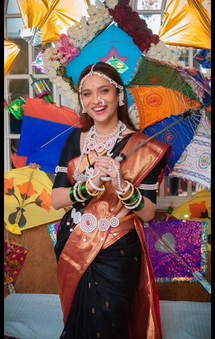  पतंगबाजी का त्योहार गुजरात और महाराष्ट्र में बेहद धूमधाम से मनाया जाता है, अंकिता लोखंडे इसे लेकर बहुत खुश दिखीं. (फोटो साभारः Instagram Videograb @lokhandeankita)