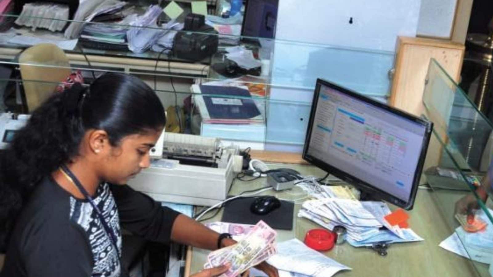 Bank Service Charges HDFC Bank PNB Minimum balance charges SSND अगर