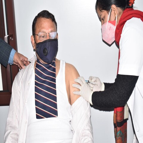 बिहार के DGP ने लगवाई वैक्सीन की बूस्टर डोज, प्रदेशवासियों से की यह अपील...