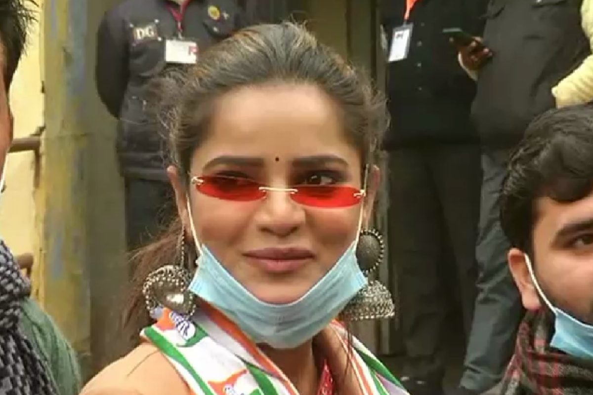 UP Chunav 2022: जब हस्तिनापुर की कांग्रेस प्रत्याशी 'बिकिनी गर्ल' का दिखा साड़ी अवतार UP Chunav 2022: जब हस्तिनापुर की कांग्रेस प्रत्याशी 'बिकिनी गर्ल' का दिखा साड़ी अवतार