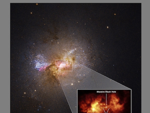 हेनीज गैलेक्सी (Galaxy) के वह मध्य क्षेत्र जहां से 230 प्रकाशवर्ष लंबी गर्म गैस की बहाव है जो गेलेक्सी के विशाल ब्लैक होल को तारों के निर्माण क्षेत्र से जोड़ रहा है. (तस्वीर:  NASA, ESA, Zachary Schutte (XGI), Amy Reines (XGI); Image Processing: Alyssa Pagan STScI)