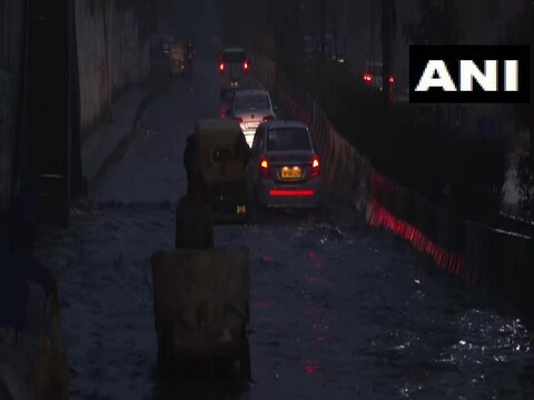 राजधानी दिल्ली में शुक्रवार रात से लगातार बारिश का सिलसिला जारी है.  