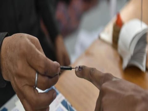 UP विधानसभा चुनाव में सरकारी नौकरी करने वालों की ड्यूटी लगाई जाती है. (फोट News18)