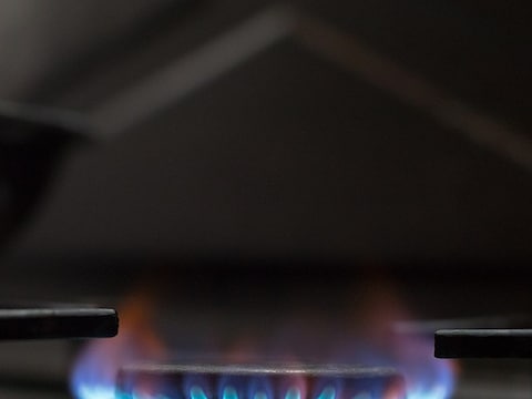 गैस स्टोव (Gas Stove) से घर के अंदर का प्रदूषण का स्तर खतरनाक हो जाता है. (तस्वीर: Wikimedia Commons)