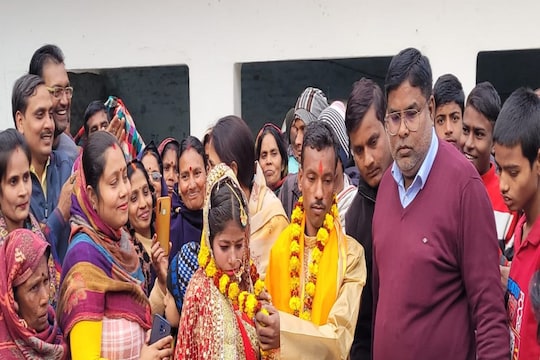 Bollywood Film Story: वैशाली जिले के हाजीपुर में जब एक लड़की को अपने ने ठुकराया तो गैरों ने न सिर्फ उसे आसरा दिया बल्कि उसकी शादी भी कारवाई.