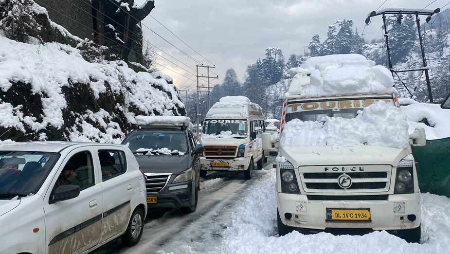  मनाली. हिमाचल प्रदेश की पर्यटन नगरी मनाली सहित आस पास के क्षेत्रों में बीते तीन दिन से लगातार हो रही भारी बर्फबारी का दौर थम गया है. दो दिन से घाटी में धूप खिली है और काफी सुहावना हो गया है.