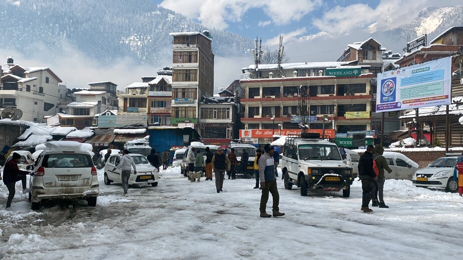  सूबे में सबसे अधिक बर्फबारी शिमला के खदराला में हुई है. इसके अलावा, शिमला शहर में छह इंच के करीब बर्फ गिरी थी.
