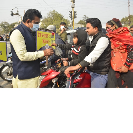 indore news today. सांसद शंकर लालवानी ने रेड लाइन सिग्नल पर वाहन चालकों को फूल देकर इंजन बंद रखने की अपील की.