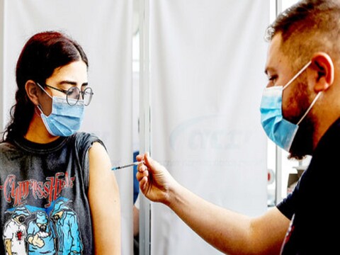 एक इजरायली महिला को तेल अवीव में 30 अगस्त 2021 को कोरोना वायरस वैक्सीन का तीसरा डोज मिला. (सांकेतिक तस्वीर)
