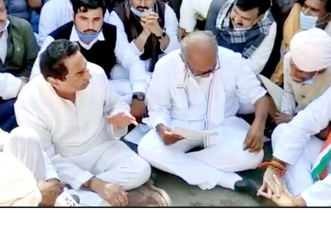 Madhya Pradesh News: एमपी के पूर्व मुख्यमंत्री दिग्विजय सिंह सीएम हाउस के पास किसानों की मांग को लेकर धरने पर बैठे. 