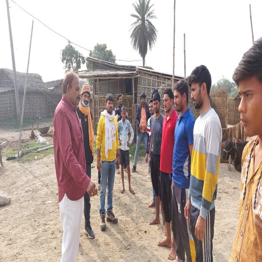 मिर्जापुर बघार गांव के हर घर से लोग सीधे तौर पर सेना से जुड़े हुए हैं, कुछ घर तो ऐसे भी हैं जहां परिवार के दो से तीन सदस्य सेना में हैं