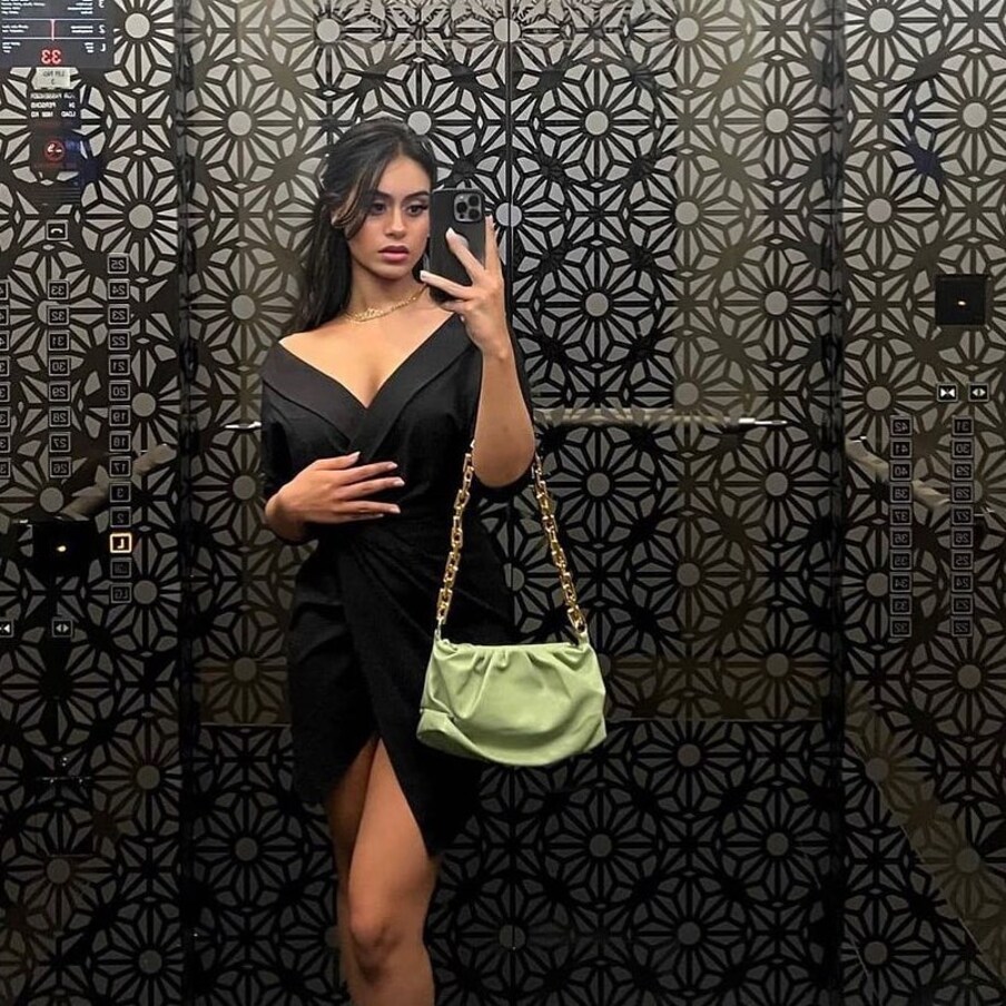  न्यासा अपने ग्लैमरस अंदाज से लोगों का दिल जीतती रही हैं. उन्हें ब्लैक कलर की ड्रेस से कुछ खास लगाव है. उन्हें अक्सर काले रंग की ड्रेस में देखा गया है. (Instagram/nysadevganx)