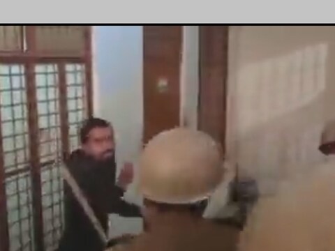 वीडियो में पुलिसकर्मी हॉस्टल में घुसकर प्रदर्शनकारी छात्रों को पीटते दिख रहे हैं.  (Video Grab)