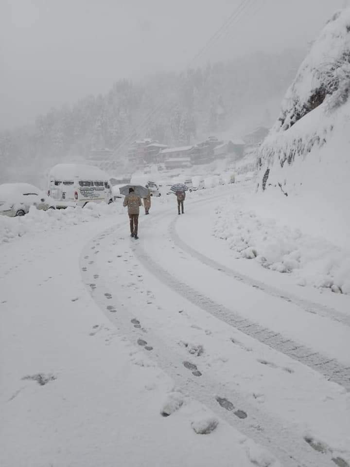  हिमाचल प्रदेश में इस वक्‍त 434 संपर्क मार्ग बंद हैं, तो 3 नेशनल हाईवे और एक स्टेट हाईवे ठप हो गया है.