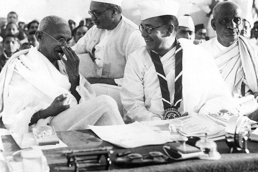  1938 में कांग्रेस (Congress) के हरिपुरा अधिवेशन ने खुद गांधी जी (Gandhiji) ने सुभाष चंद्र बोस (Subhash Chandra Bose) को अध्ययक्ष पद के लिए चुना, सुभाष के अध्यक्षीय भाषण बहुत ही प्रभावशाली था. उन्होंने योजना आयोग की भी स्थापना की. लेकिन द्वितीय विश्व युद्ध के छिड़ने से पहले ही सुभाष की कार्यशैली गांधी जी को खटकने लगी और द्वितीय विश्व युद्ध को एक मौका देखने वाले सुभाष को 1938 में अध्यक्ष पद चुनाव जीतने के बाद भी धीरे धीरे कांग्रेस में हाशिए जाना पड़ा. फॉरवर्ड ब्लॉक की स्थापना के बाद भी वे अकेले ही होते गए. (तस्वीर: Wikimedia Commons)