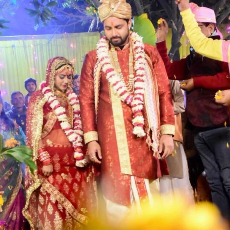  मोनालिसा के पति विक्रांत सिंह राजपूत एक भोजपुरी एक्टर हैं और दोनों ने बिग बॉस के घर में 2017 में सात फेरे लिए थे, लेकिन अब लोगों को ऐसा लग रहा है कि एक्टर ने अपनी चार साल पुरानी शादी तोड़ दी है.