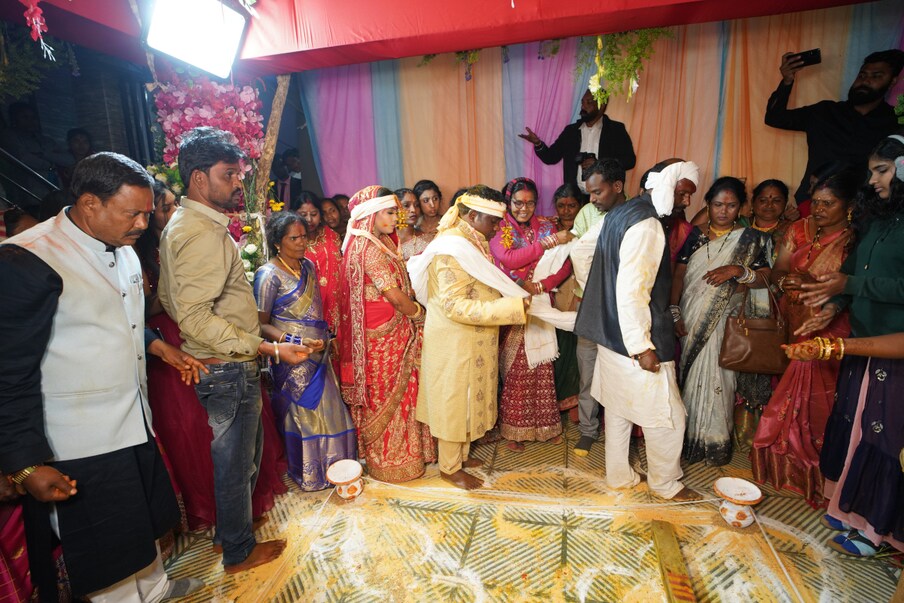  सुरेश चन्द्रकार से मिली जानकारी के मुताबिक विवाह कार्यक्रम में करीब 3 करोड़ रुपये खर्च किए गए. सुरेश का दावा है कि शादी का खर्च उन्होंने ही वहन किया. बताया जा रहा है कि बीजापुर जिले में शादी अंदाज में इस तरह की शादी के कार्यक्रम पहली बार आयोजित किए गए.