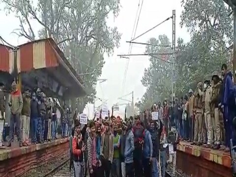 बिहार के नालंदा स्थित बिहारशरीफ में रेलवे ट्रैक जाम करते युवा