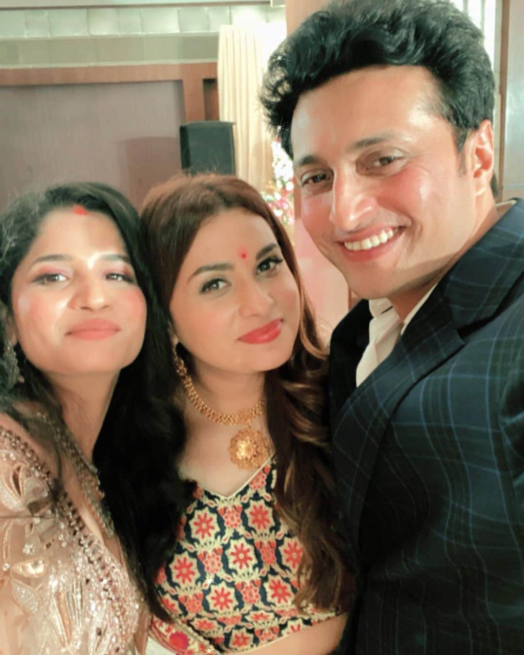  यश पंडित और महिला मिश्रा की शादी में निजी तरीके से हुई. इसमें सिर्फ परिवार के लोग और उनके कुछ कीरीबी दोस्त ही शामिल हुए. (फोटो साभारः Instagram @yashpandit_officialfanpage/shraddhapandit)