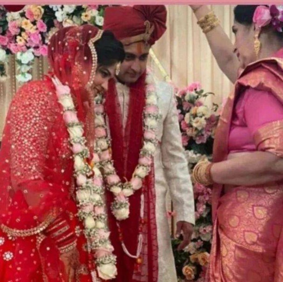  यश पंडित ने शादी के लिए सफेद रंग की शेरवानी और धोती को चुना. उन्होंने ट्रेडिशनल लाल पगड़ी और लाल रंग का साफा भी पहन रखा था. (फोटो साभारः Instagram @yashpandit_officialfanpage/shraddhapandit)