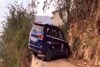 Viral Video: ड्राइविंग के महारथी ने संकरे पहाड़ी रास्ते पर भी मोड़ ली गाड़ी!
