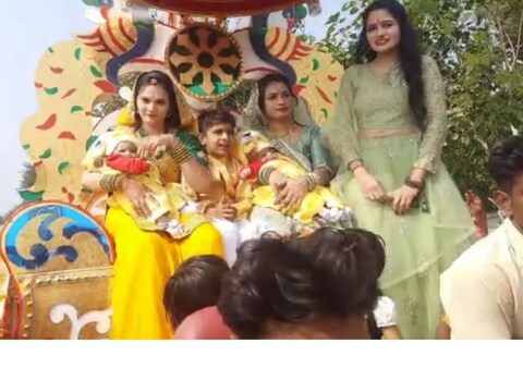 Dhar News: धार जिले में जुड़वां बच्चियों का ददिहाल ने जोरदार स्वागत किया. उन्हें रथ पर बैठाकर जुलूस के साथ घर लाया गया.