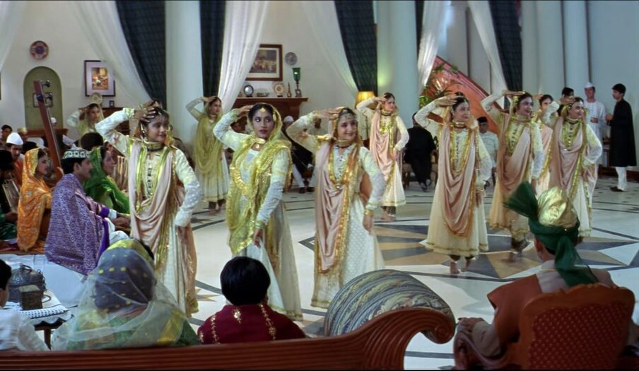  गदर फिल्म के लिए बिरजू महाराज ने एक ग्रुप सॉन्ग 'आन मिलो सजना' की कोरियोग्राफी की थी. इस गाने के बैकड्रॉप में अमीषा पटेल को सदमे में दिखाया गया था. (Screenshot)