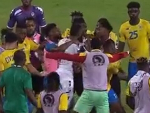 घाना और गैबॉन के बीच मुकाबले में खिलाड़ियों के बीच हाथापाई हो गई. (Video Grab/Twitter)