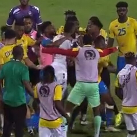 Players clashed on the field, even the boxes went on the ground- video Players clashed on the field, even the boxes went on the ground- video