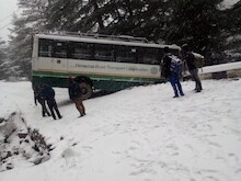 किन्नौर में HRTC की बस बर्फबारी की वजह से फिसली, रोड ब्लॉक, आवाजाही रुकी