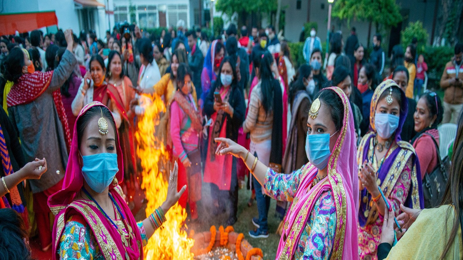 Lohri 2022 Date know why this festival is celebrated and what is its  tradition pur - Lohri 2022 Date: कब है लोहड़ी, जानें क्यों मनाया जाता है ये  पर्व और क्या है