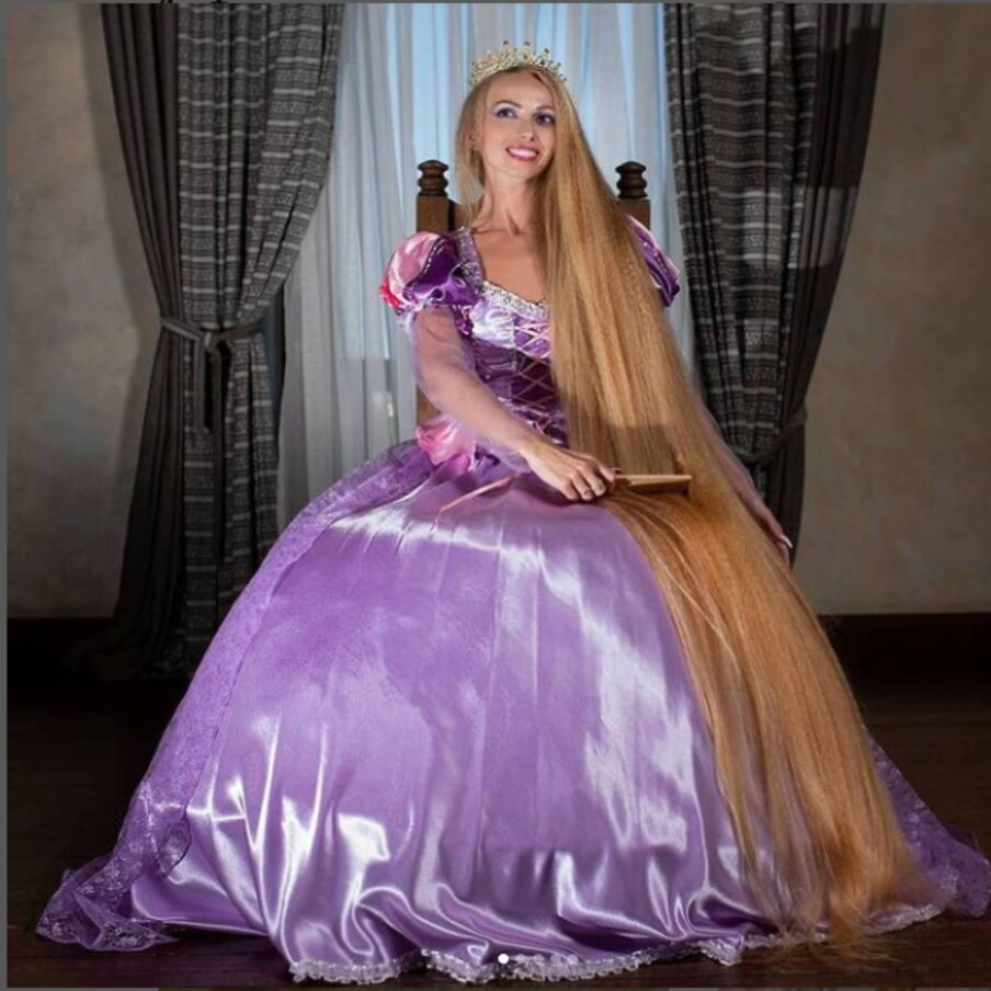  एलोना (Alona Kravchenko Instagram) के बाल बहुत ही खूबसूरत और सुनहरे हैं. इनके बालों को देखकर आपको लगेगा कि ये डिज्नी की एक राजकुमारी हैं. 35 साल की एलोना की तस्वीरें इंटरनेट पर अक्सर धमाल मचाती रहती हैं.