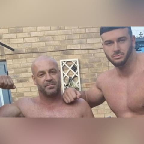 पिता के साथ न्यूड फोटोज खिंचवाकर करोड़ों रुपये कमाता है शख्स, कमाई में