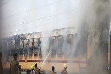 RRB NTPC Result Row: गया रेलवे जंक्शन पर बवाल, प्रदर्शनकारी अभ्यर्थियों ने ट्रेन को आग के हवाले किया, जमकर हुई पत्थरबाजी