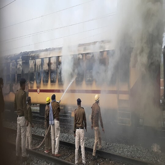बिहार में छात्रों द्वारा फूंका गया कोच.