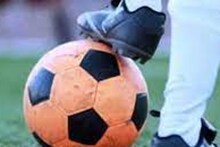 हाय रे खेल विभाग! बूट फट न जाए इसलिए खाली पैर प्रैक्टिस करती है नेशनल फुटबॉलर