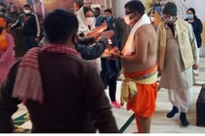 Video: महाकाल के दर्शन करने उज्जैन पहुंची सारा, किया ओम नमः शिवाय का जाप