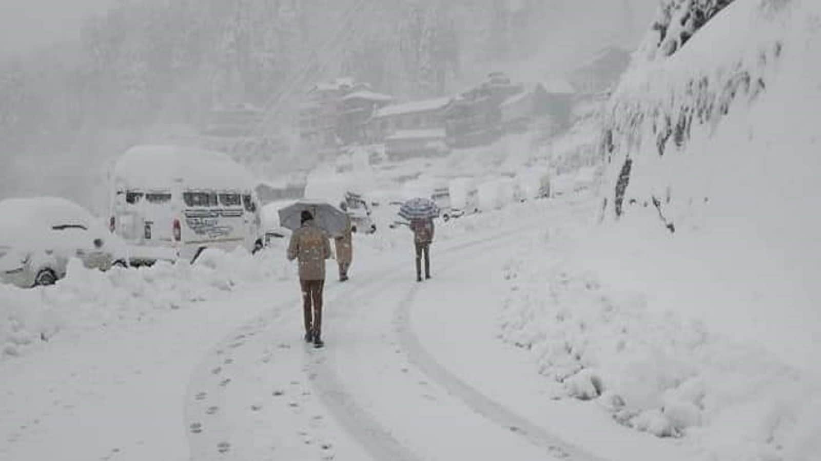 Is There Snowfall In Himachal Today Snowfall in Himachal: ताजा हिमपात के बाद 855 संपर्क मार्ग बंद, 3 NH और